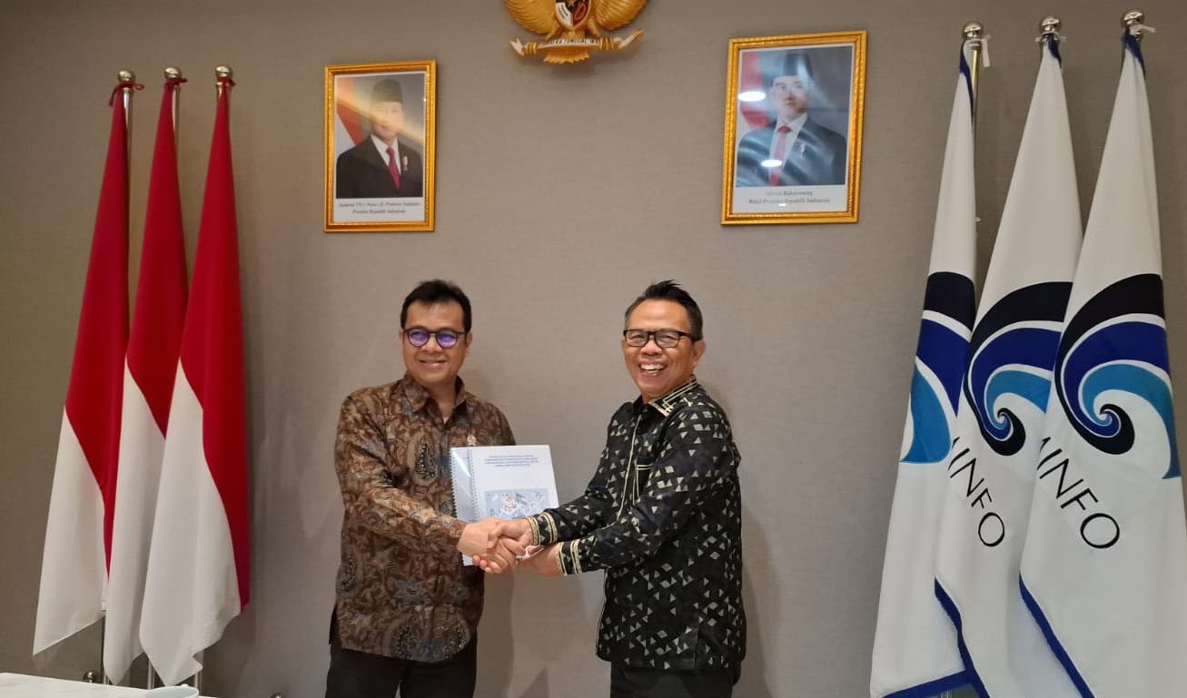 Ketua Komite Tanggung Jawab Perusahaan Platform Digital untuk Jurnalisme Berkualitas, Dr Suprapto Sastro Atmojo menyerahkan dokumen Panduan Pelaksanaan Fungsi Pengawasan Pemenuhan Kewajiban Perusahaan Platform Digital untuk Jurnalisme berkualitas kepada Wakil Menteri Komunikasi dan Digital Nezar Patria dalam pertemuan di Kantor Kementerian Komunikasi dan Digital. (Foto: For Nukilan)