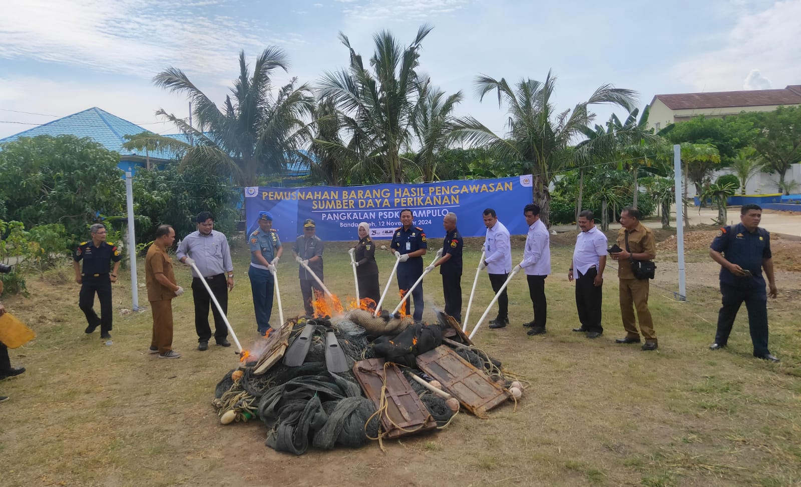 Kegiatan pemusnahan barang hasil pengawasan sumber daya perikanan di Kantor PSDKP Lampulo, Banda Aceh, pada Selasa 12 Noember 2024. (Foto: Nukilan/Rezi)