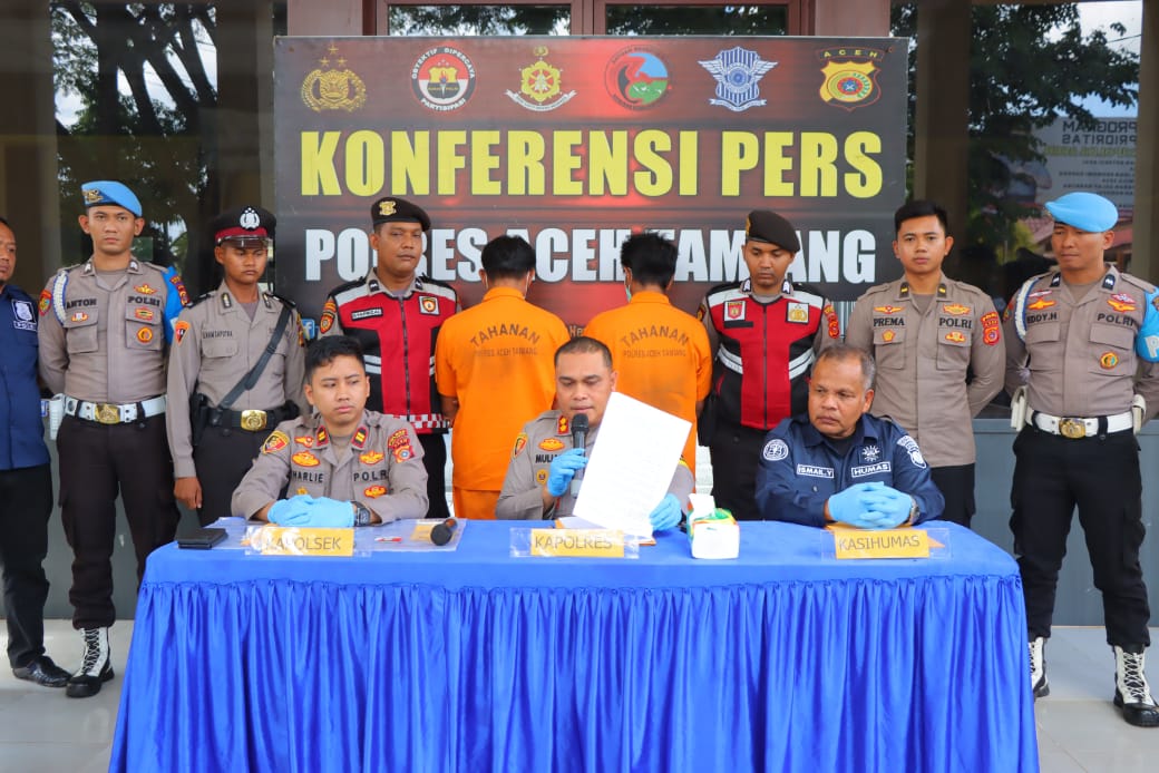 Konferensi pers pengungkapan pelaku pembakaran ekskavator di Polres Aceh Tamiang, pada Rabu 13 November 2024. (Foto: Dok. Polres Aceh Tamiang)