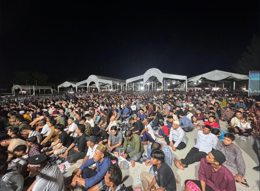 Ribuan Warga Padati Tabligh Akbar UAS dan Paslon Illiza-Afdhal. (Foto: Nukilan)