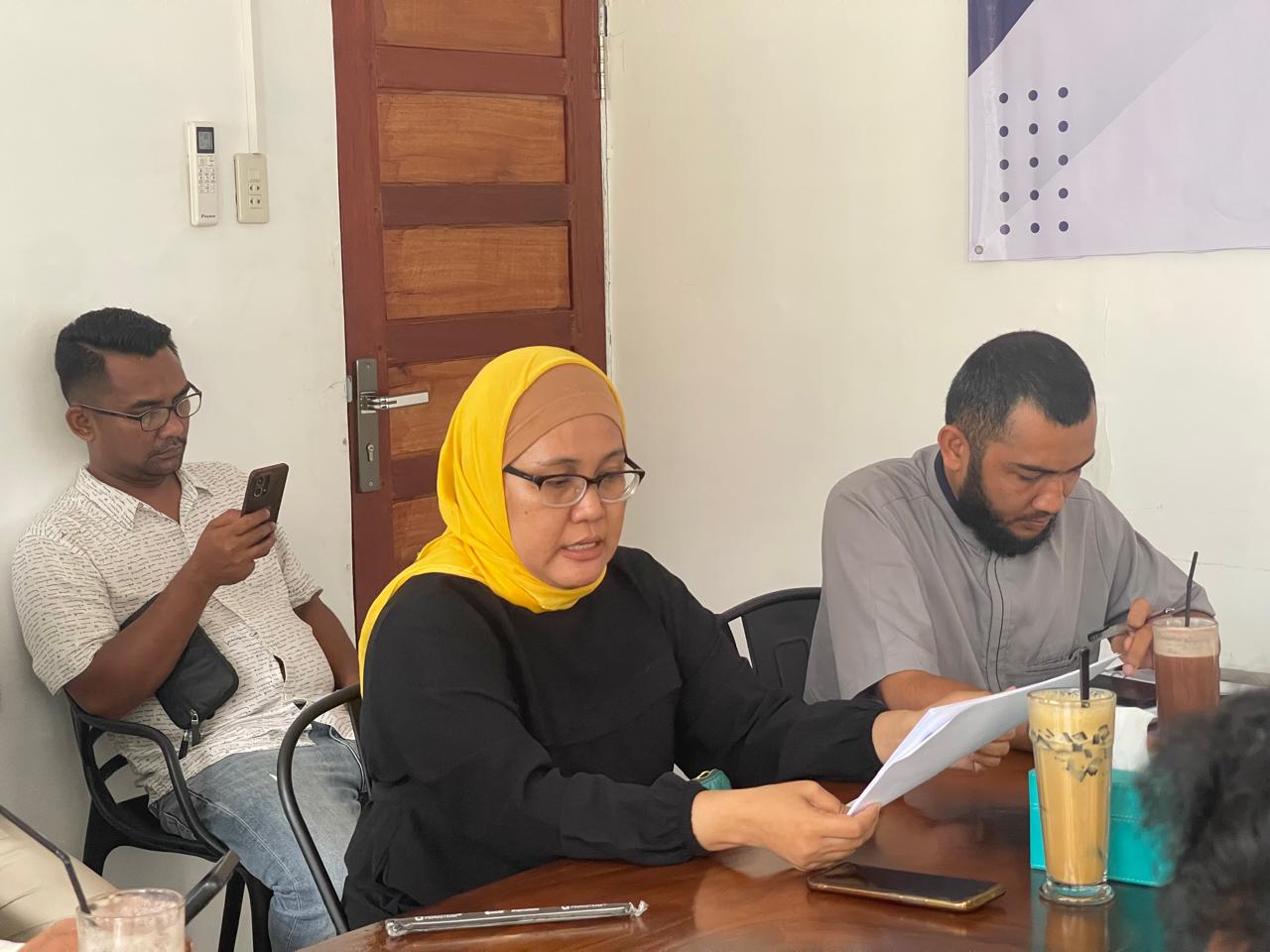 Direktur Eksekutif JSI, Ratnalia Indriasari dalam konferensi pers di Banda Aceh. (Foto: Nukilan/Rezi)