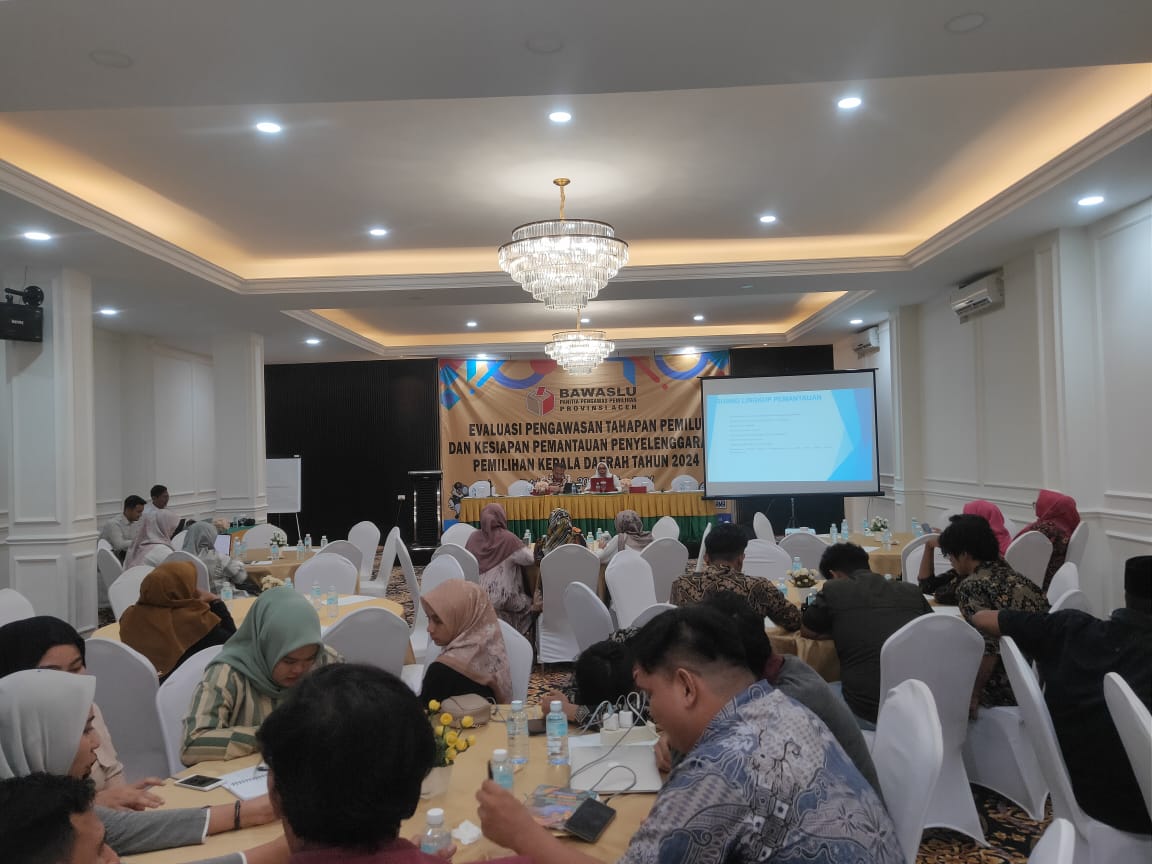 Kegiatan r evaluasi pengawasan tahapan pemilu dan kesiapan pemantauan penyelenggaraan Pilkada 2024 di Hotel Mekkah, Banda Aceh, pada Rabu 20 November 2024. (Foto: Nukilan/Rezi)