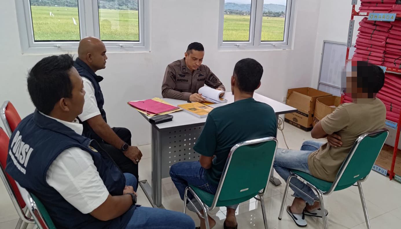 Proses penyerahan dua tersangka kasus illegal logging berinisial MT (45) dan MY (37) ke Kejaksaan Negeri Pidie Jaya, Kamis, 21 November 2024. (Foto: Dok. Polda Aceh)