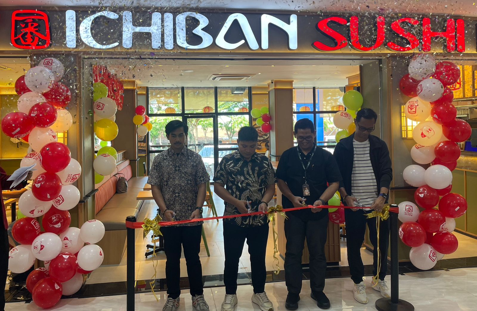 Prosesi potong pita Ichiban Sushi di Lippo Plaza Aceh, Banda Aceh, pada Kamis 28 November 2024. (Foto: Nukilan/Rezi)