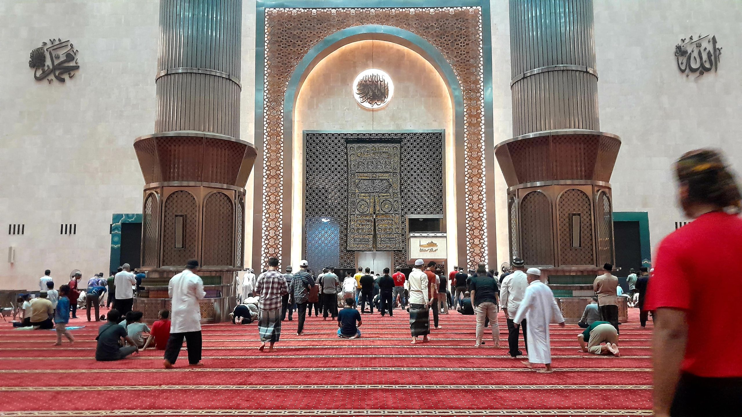 Suasana dalam Masjid Istiqlal menjelang shalat maghrib. (Foto: Nukilan)