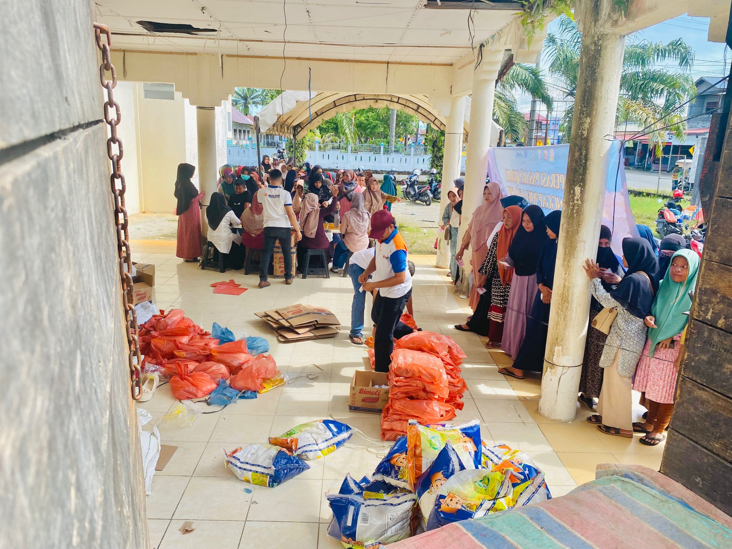 Dinas Perindustrian dan Perdagangan Aceh menyelenggarakan ‘Operasi Pasar Murah Tanggap Inflasi’ di desa Lapang Kecamatan Johan Pahlawan. (Foto: RRI)