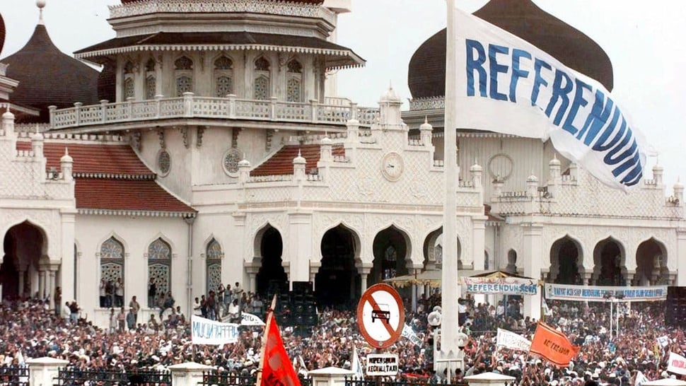 Masyarakat Aceh berunjuk rasa di depan Masjid Raya Baiturrahman, Banda Aceh, pada Senin, 8 November 1999 menuntut referendum. (Foto: AP PHOTO / Achmad Ibrahim)