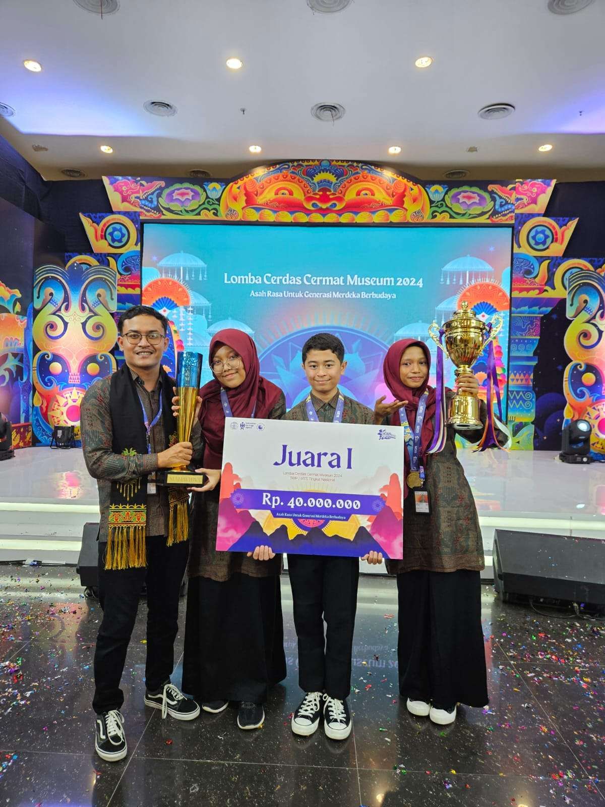 Siswa MTsS MUQ Pagar Air Banda Aceh bersama Guru Pembimbing Chairil Anwar S.Pd, foto bersama usai meraih juara utama 1 pada Lomba Cerdas Cermat Museum (LCCM) SMP/MTS tingkat nasional 2024, yang berlangsung di Museum Nasional Indonesia Jakarta Pusat. (Foto: Dok. MTsS Ulumul Qur'an Pagar Air Banda Aceh)