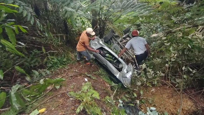Mobil Bawa Warga Malaysia Terjun ke Jurang 30 Meter di Gayo Lues. (Foto: Detik)