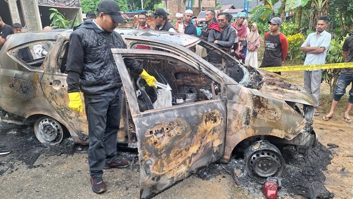 Mobil Ketua JASA Wilayah III Aceh Timur Diduga Dibakar Oleh OTK. (Foto: Detik)
