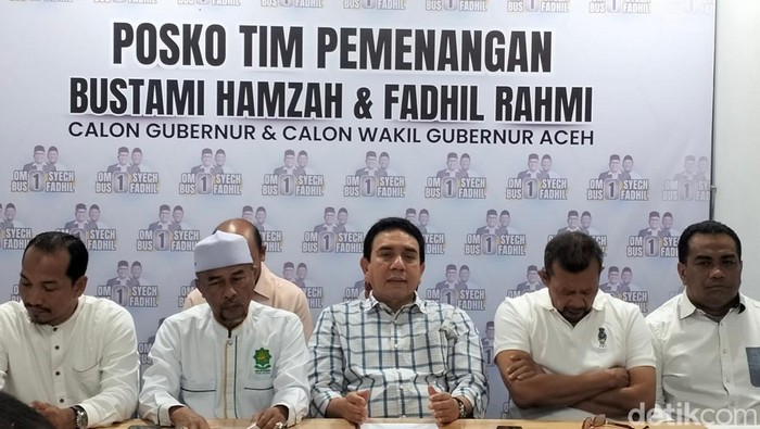 Konferensi pers tim pemenangan Bustami Hamzah dan Fadhil Rahmi. (Foto: Agus Setyadi/detikSumut)