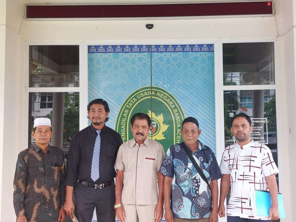 Direktur Eksekutif Forbina, Muhammad Nur.SH bersama Maulana S.H selaku pengacara dan warga menggugat Gubernur Aceh ke Pangadilan TUN Banda Aceh Terkait Izin Usaha Perkebunan di Abdya. (Foto: RRI)