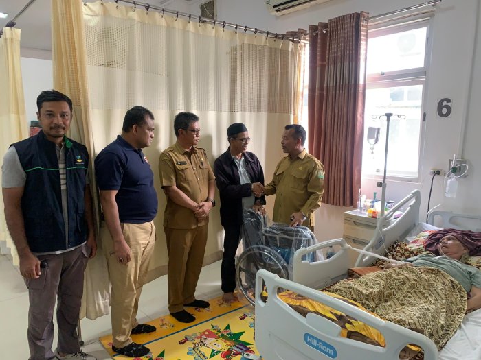 Kadis Sosial Dr. Muslem mengantarkan langsung bantuan kursi roda ke rumah sakit tenpat lansia kurang mampu di rawat inap. (Foto: Dinsos Aceh)