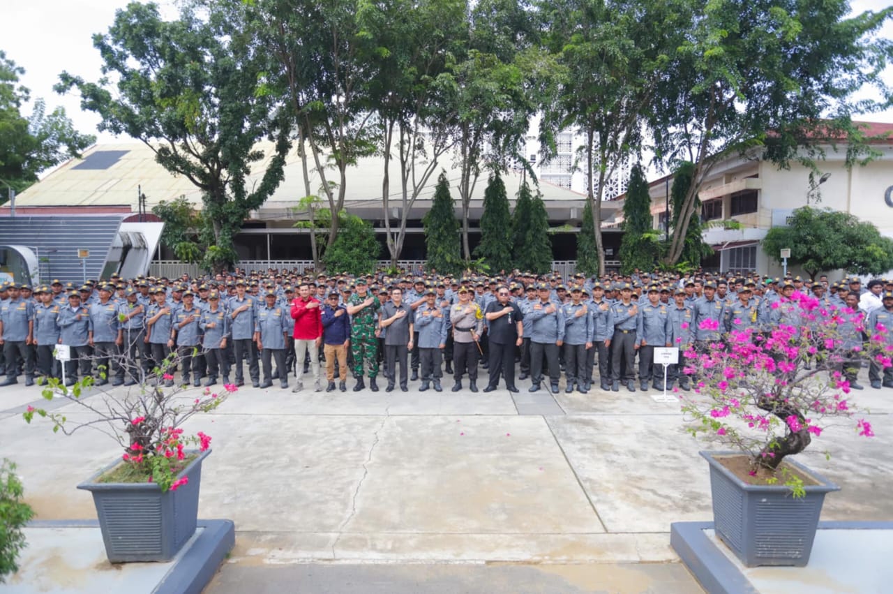 Pj Wali Kota Banda Aceh Serahkan 670 Satlinmas ke Kapolresta. (Foto: MC BNA)