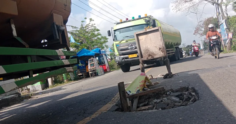 Jalan rusak di titik jembatan di jalur nasional Aceh-Medan membayakan pengguna kendaraan bermotor terlebih di musim hujan dan memasuki libur Tahun Baru. (Foto: MI/Amiruddin Abdullah Reubee)