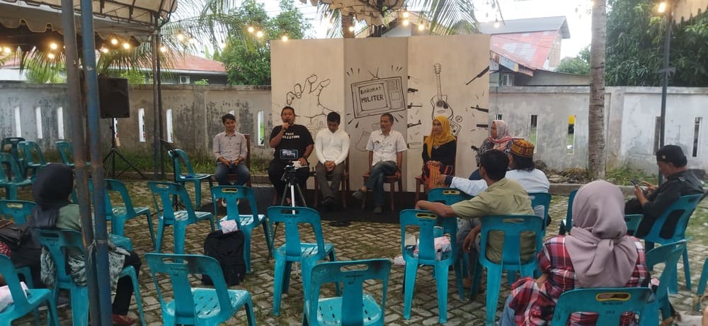 Kadiv Kampanye dan Jaringan KontraS Jakarta, Ahmad Sajali saat berbicara dalam diskusi pameran "Lorong Ingatan"di pelataran KontraS Aceh, Lamlagang, Kecamatan Banda Raya, Banda Aceh, Selasa (10/12/2024). (Foto: Nukilan/Sammy)