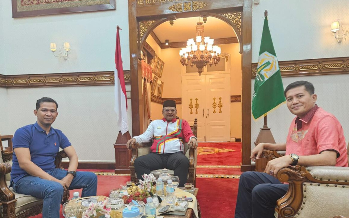 Anggota DPRA Dapil IX, Hadi Surya, STP, MT, bersama Bupati Aceh Selatan terpilih H. Mirwan MS, SE, M.Sos, menghadap Penjabat Pj Gubernur Aceh di Meuligo Gubernur. (Foto: LarasNews)