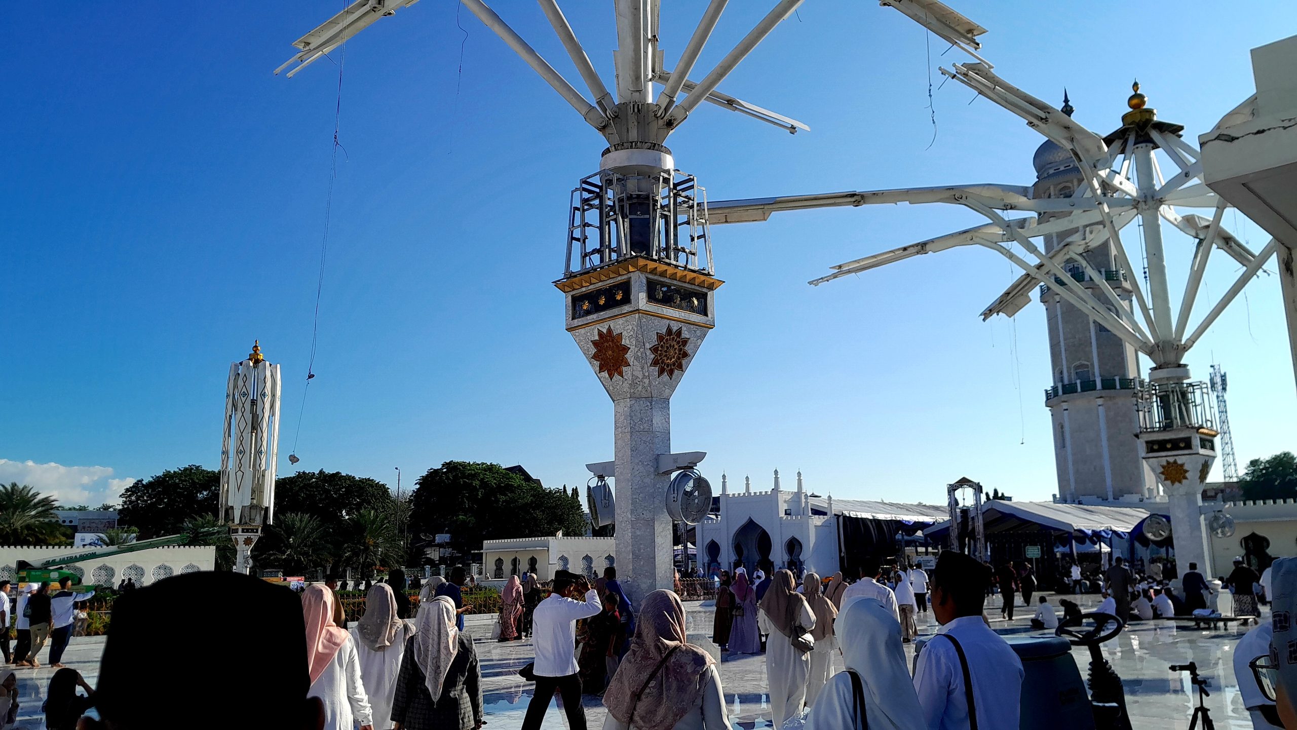 Potret perbaikan payung raksasa Masjid Raya Baiturrahman. (Foto: Nukilan)