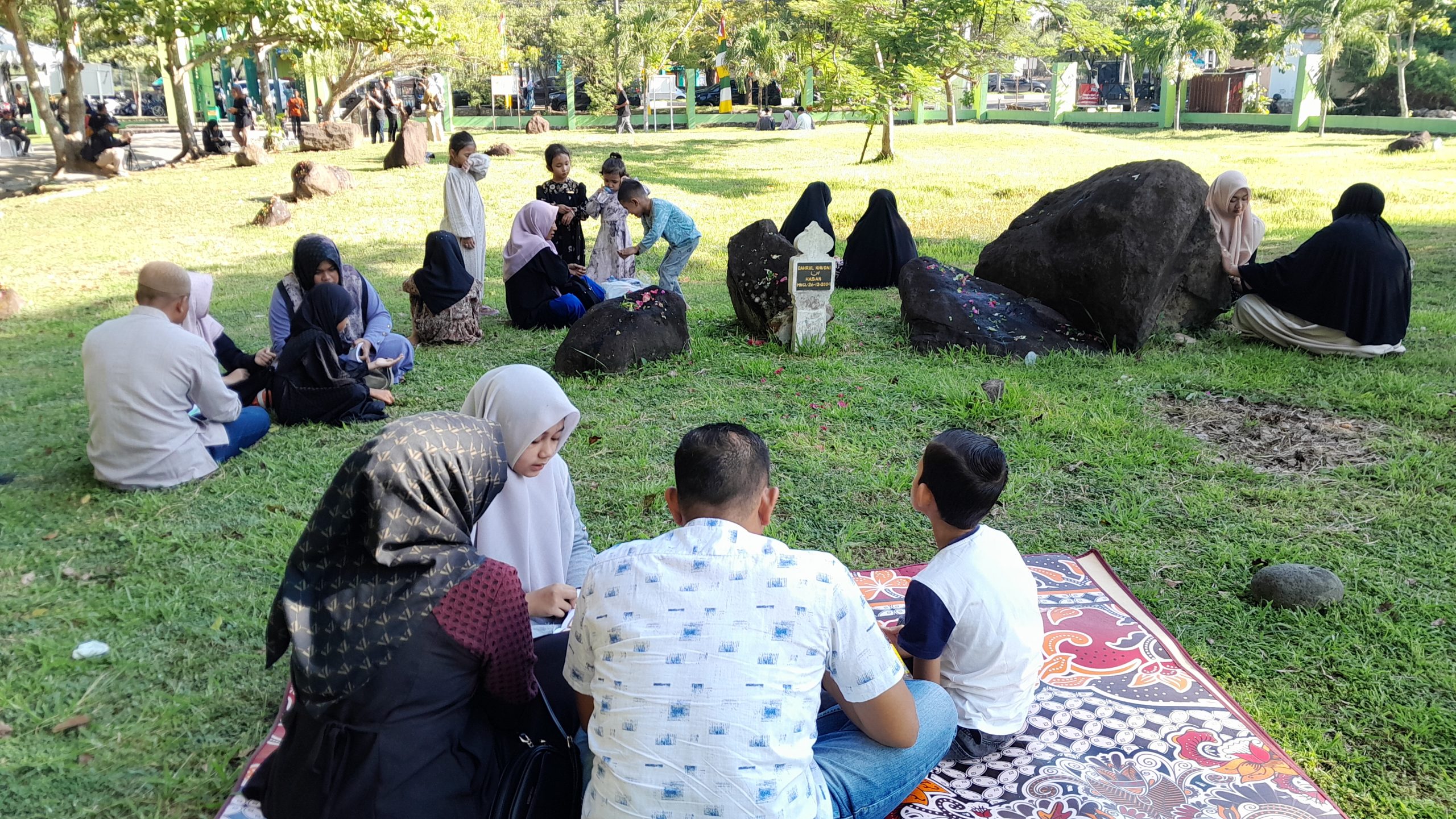 Keluarga Penyintas Tsunami Berziarah ke Kuburan Massal. (Foto: Nukilan)