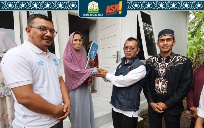 Kadinsos Aceh Serahkan Rumah Layak Huni Tahan Gempa di Aceh Besar, Bantuan Kolaborasi Islamic Relief, Baitul Mal dan TKSK Aceh. (Foto: Dinsos Aceh)