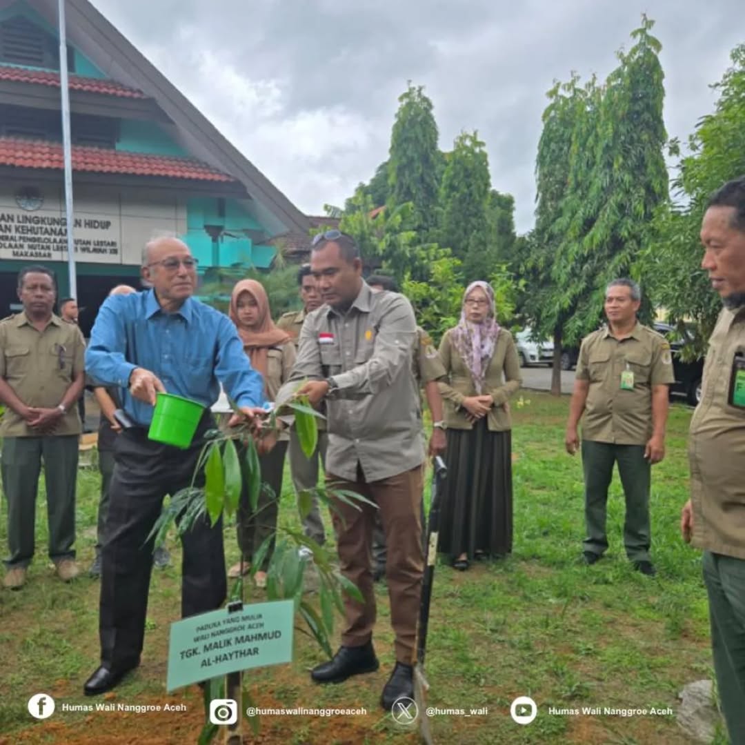 Wali Nanggroe Aceh Tanam Pohon Eboni di Makassar. (Foto: Humas LWN)