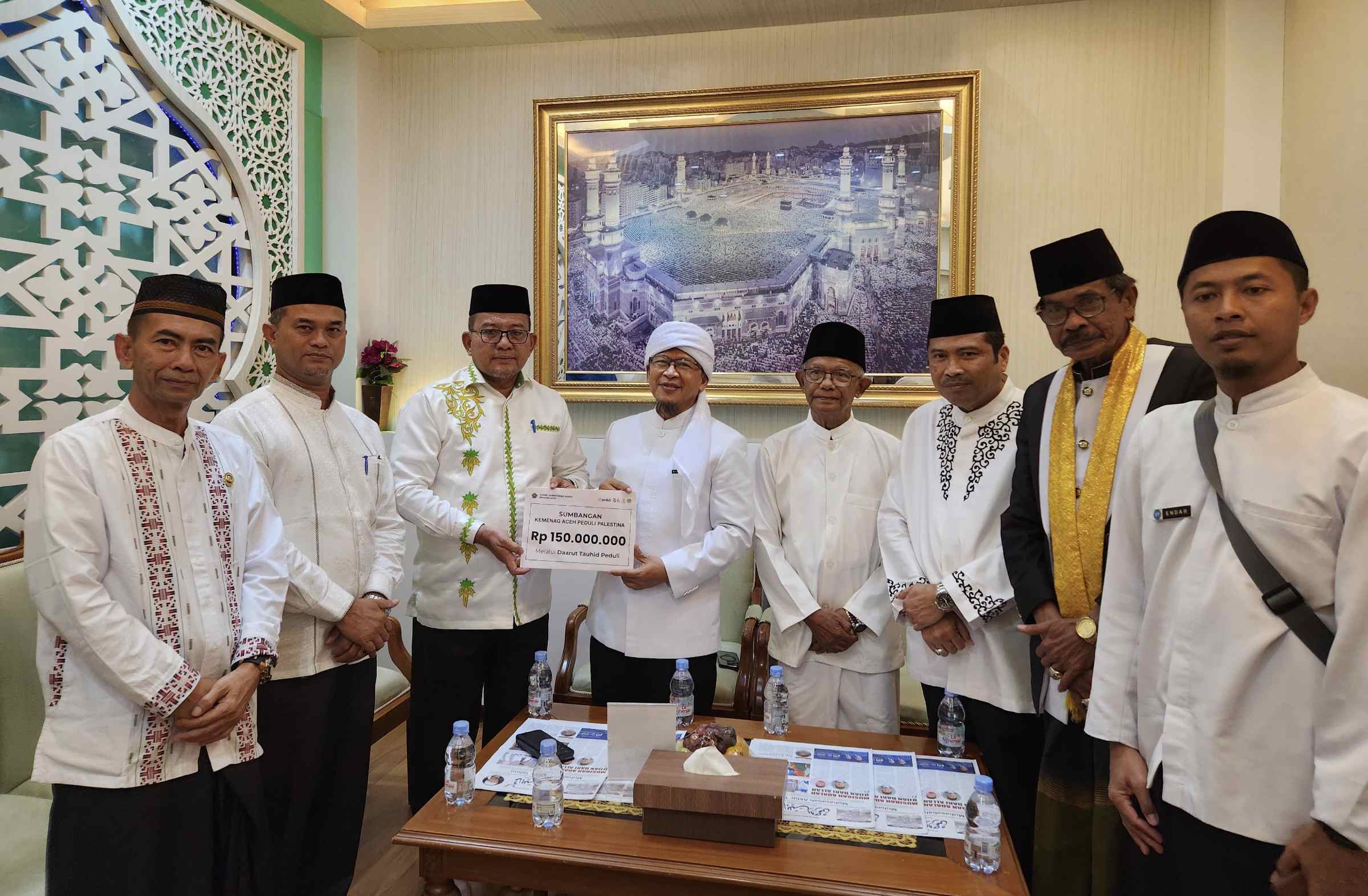 Kakanwil Kemenag Aceh Serahkan Donasi Rp150 Juta untuk Palestina. (Foto: Kemenag Aceh)