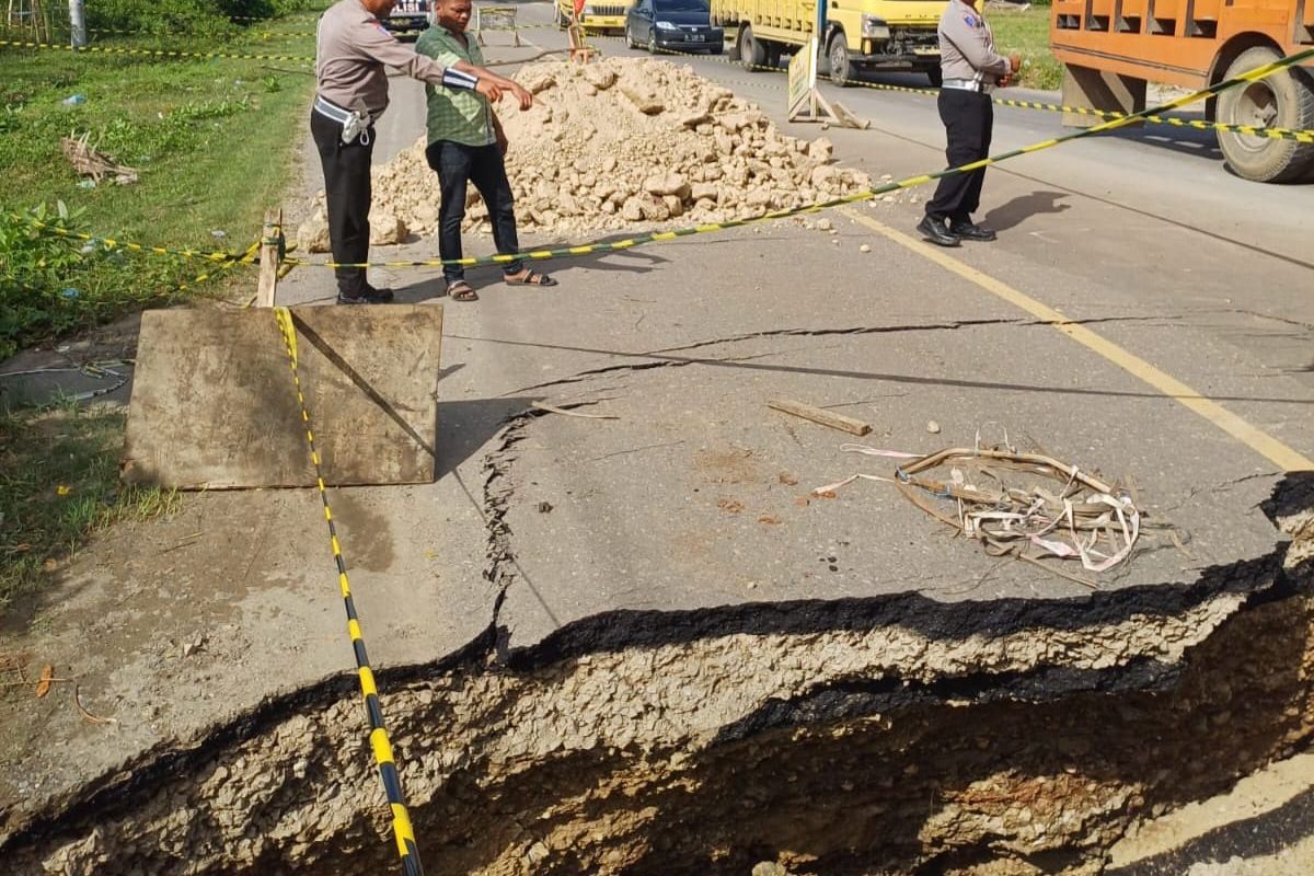 Jalan Penghubung Aceh Utara-Lhokseumawe Kembali Ambles. (Foto: Polres Lhokseumawe)