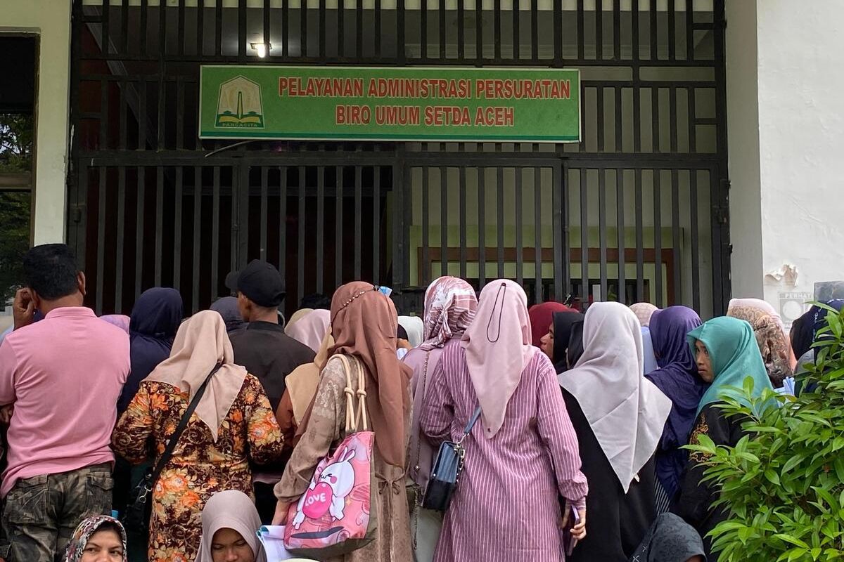 Warga ramai-ramai mendatangi kantor gubernur Aceh membawa proposal pengajuan bantuan modal usaha. (Foto: Kompas.com)