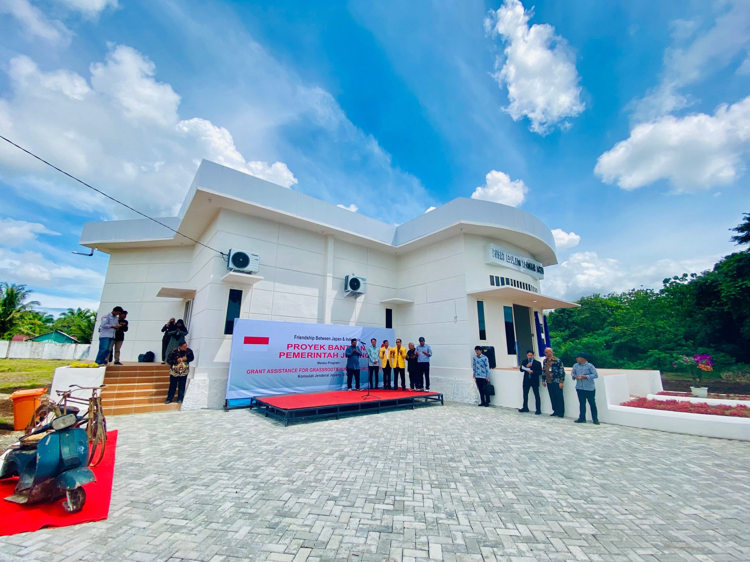 Gedung pusat edukasi tsunami setelah diresmikan oleh Konsulat Jenderal Jepang di Medan, Takonai Susumu, Ph.D di Universitas Teuku Umar. (Foto: RRI)