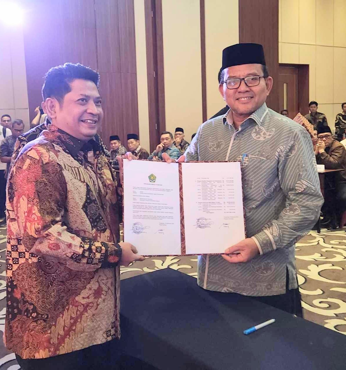 Kakanwil Kemenag Aceh Azhari dan Sekjen Kemenag M Ali Ramdhani saat penandatanganan Perkin 2025. (Foto: Kemenag Aceh)