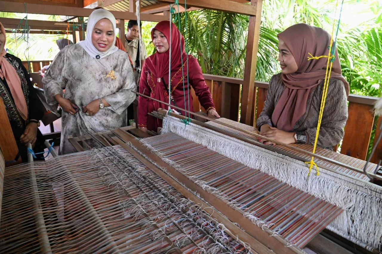 Pengerajin di Mutiara Songket, Aceh Besar. (Foto: Dok. Pemkab Aceh Besar)