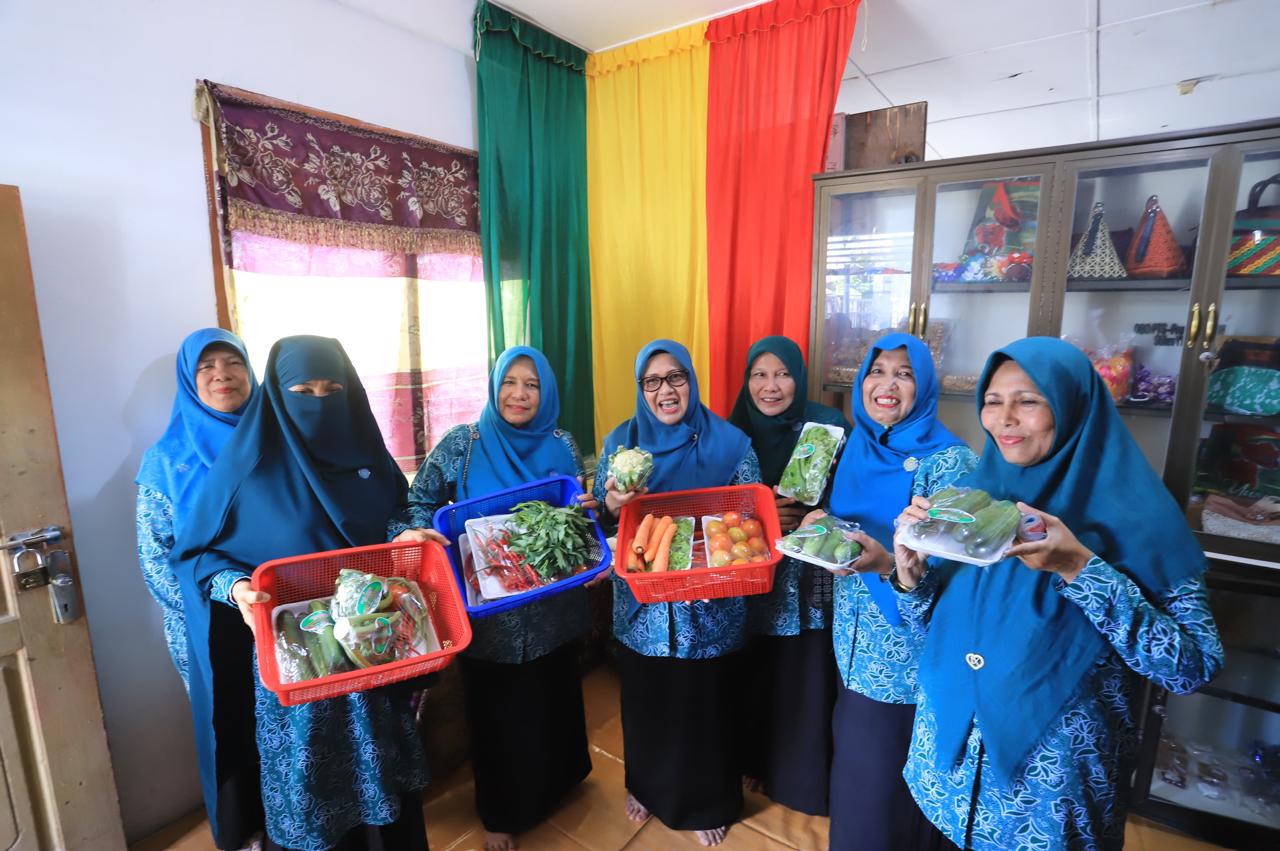 Launching Toko Wanita PKK Gampong Peunyerat, Ini Harapan Yekki Yasmin. (Foto: MC BNA)