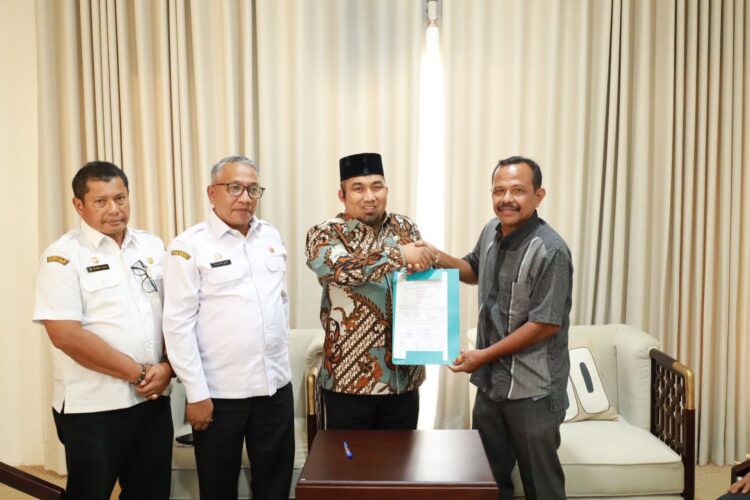Keuchik Gampong Seungko Meulat Hibahkan Tanah untuk Pemkab Aceh Besar. (Foto: InfoAceh.Net)