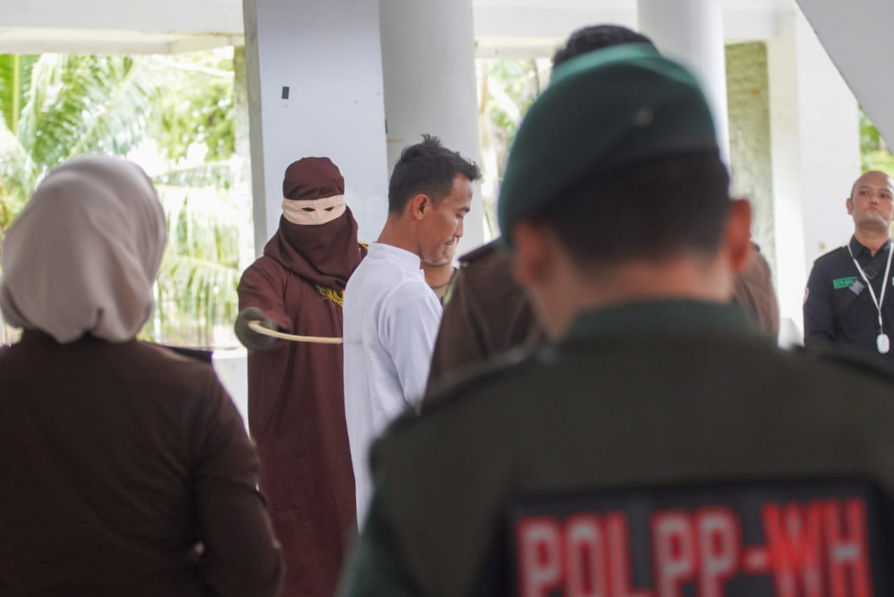 Eksekusi Cambuk Enam Terpidana Pelanggar Syariat Digelar di Banda Aceh. (Foto: MC Banda Aceh)