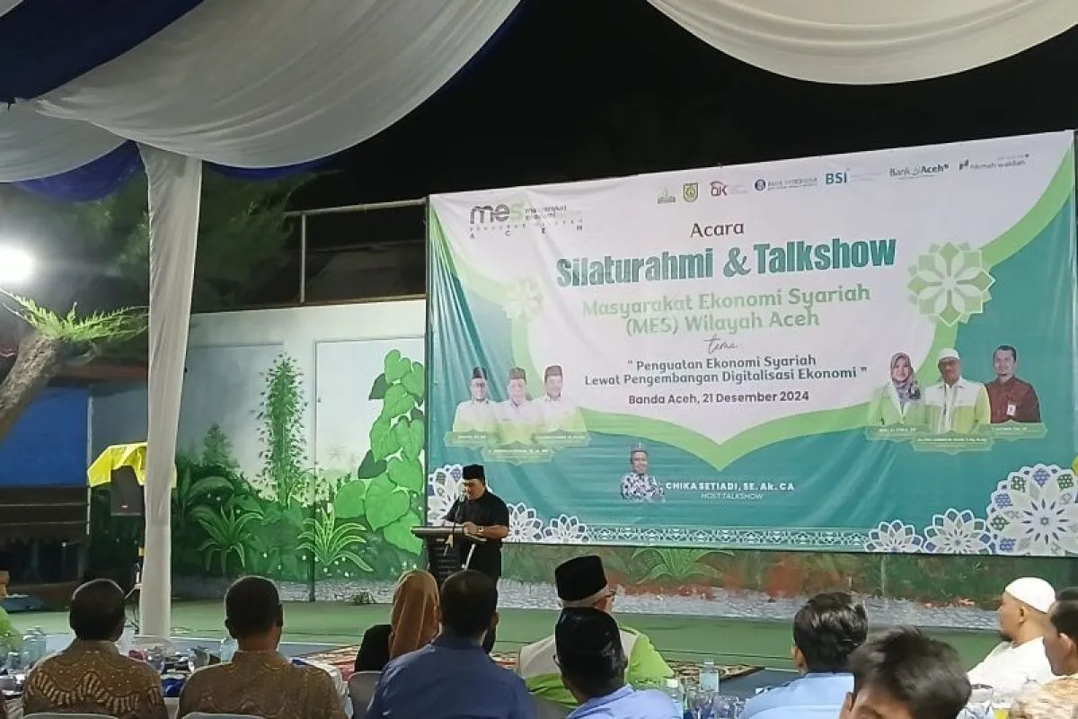 Pj Wali Kota Banda Aceh Almuniza Kamal saat membuka kegiatan silaturahmi dan talk show MES Aceh, di Banda Aceh, Jumat malam. (Foto: ANTARA/Rahmat Fajri)