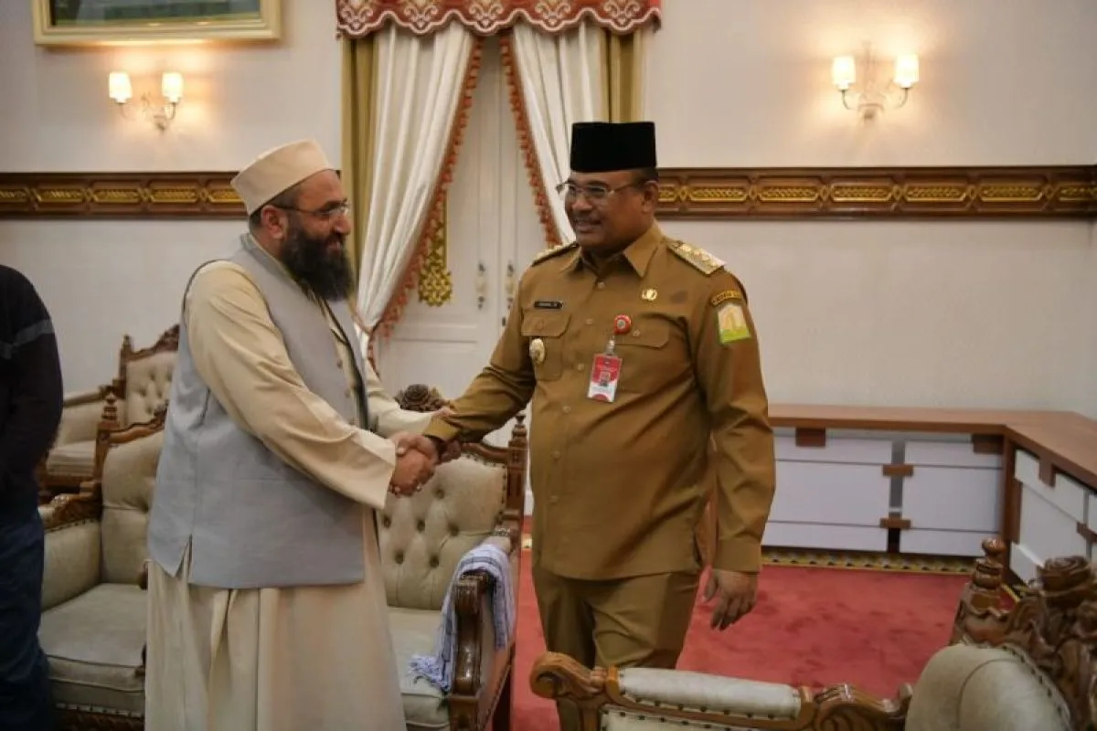 Pj Gubernur Aceh, Safrizal ZA saat menerima silaturahmi masyarakat Afganistan dan Southeast asia women peace mediators (SEAWPM) di Meuligoe Pendopo Gubernur Aceh, Banda Aceh. (Foto: HUMAS Aceh)