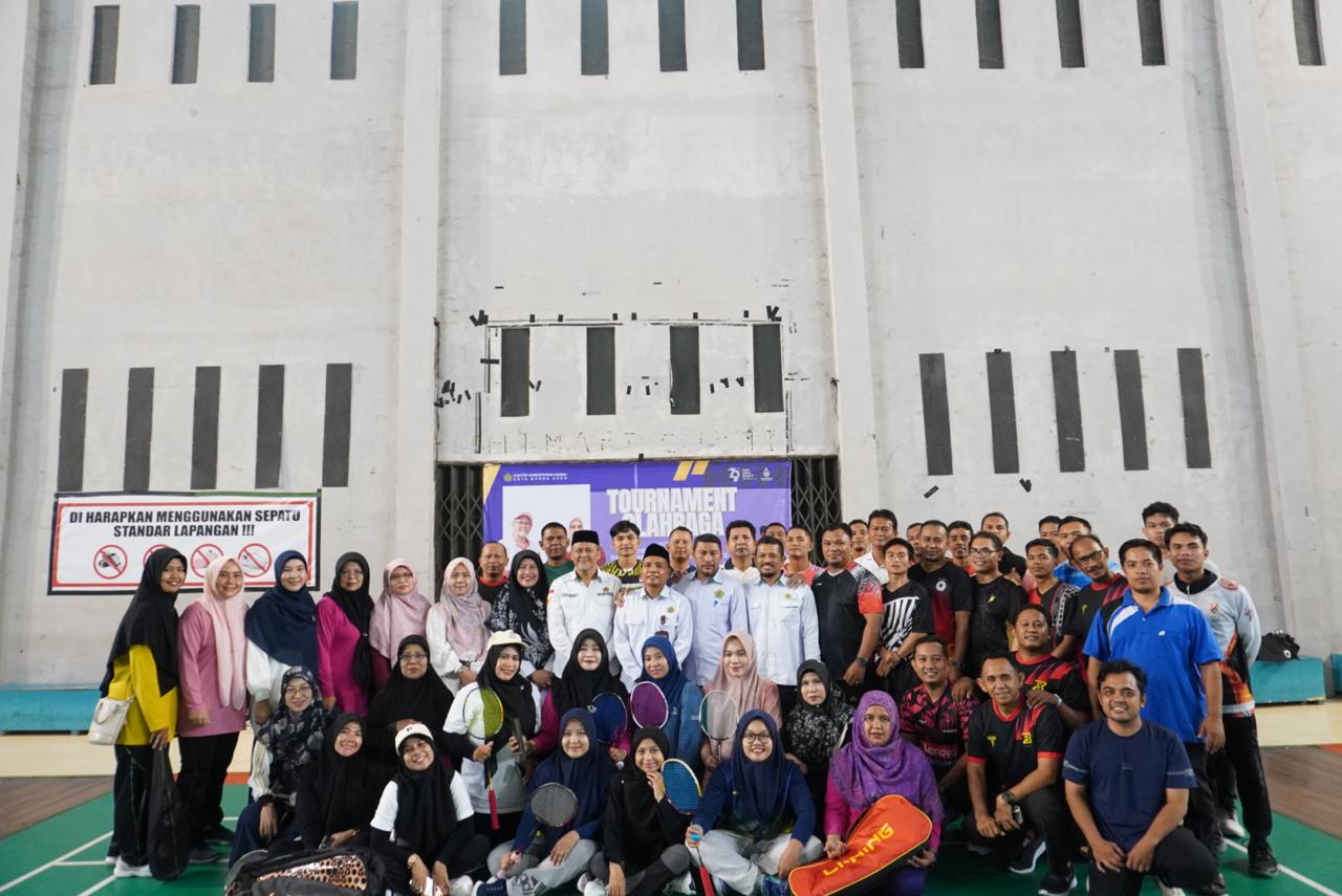 Kakankemenag Banda Aceh melakukan foto bersama seluruh pemain badminton. (Foto: Kemenag Aceh)