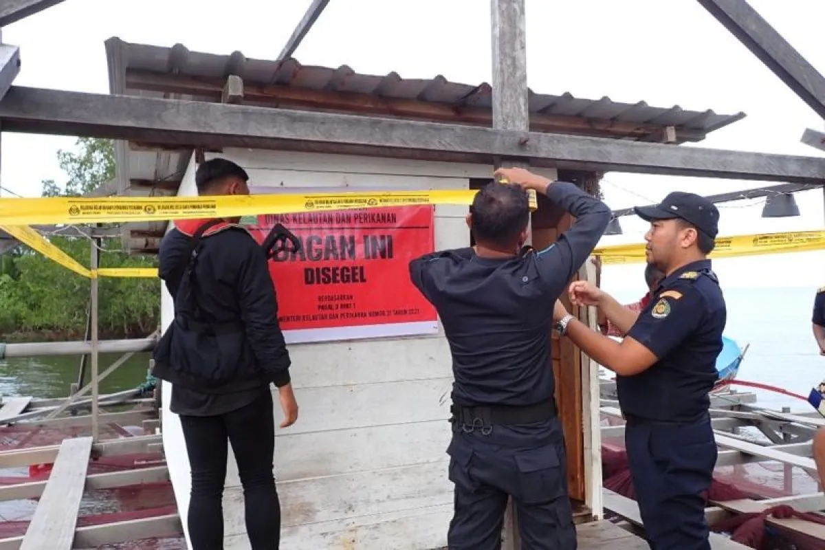 DKP Aceh Segel Bagan Apung Ilegal di Kawasan Konservasi Simeulue. (Foto: ANTARA)