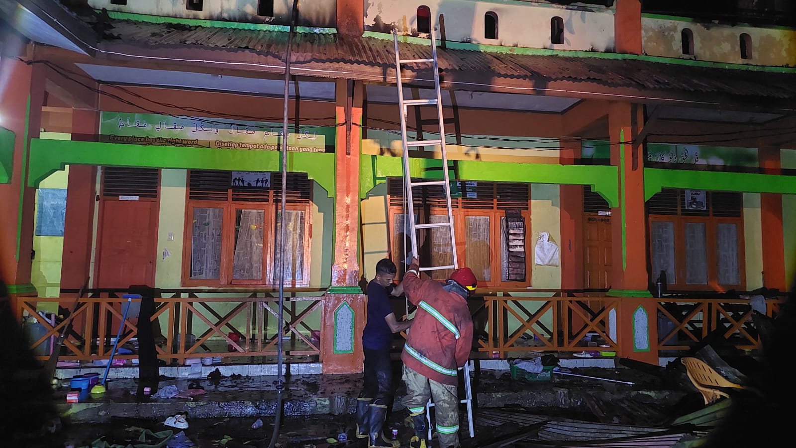 Kondisi Pesantren Babul Maqfirah setelah terbakar pada Sabtu 30 November 2024 pukul 20.05 WIB. (Foto: Dok. BPBD Aceh Besar)