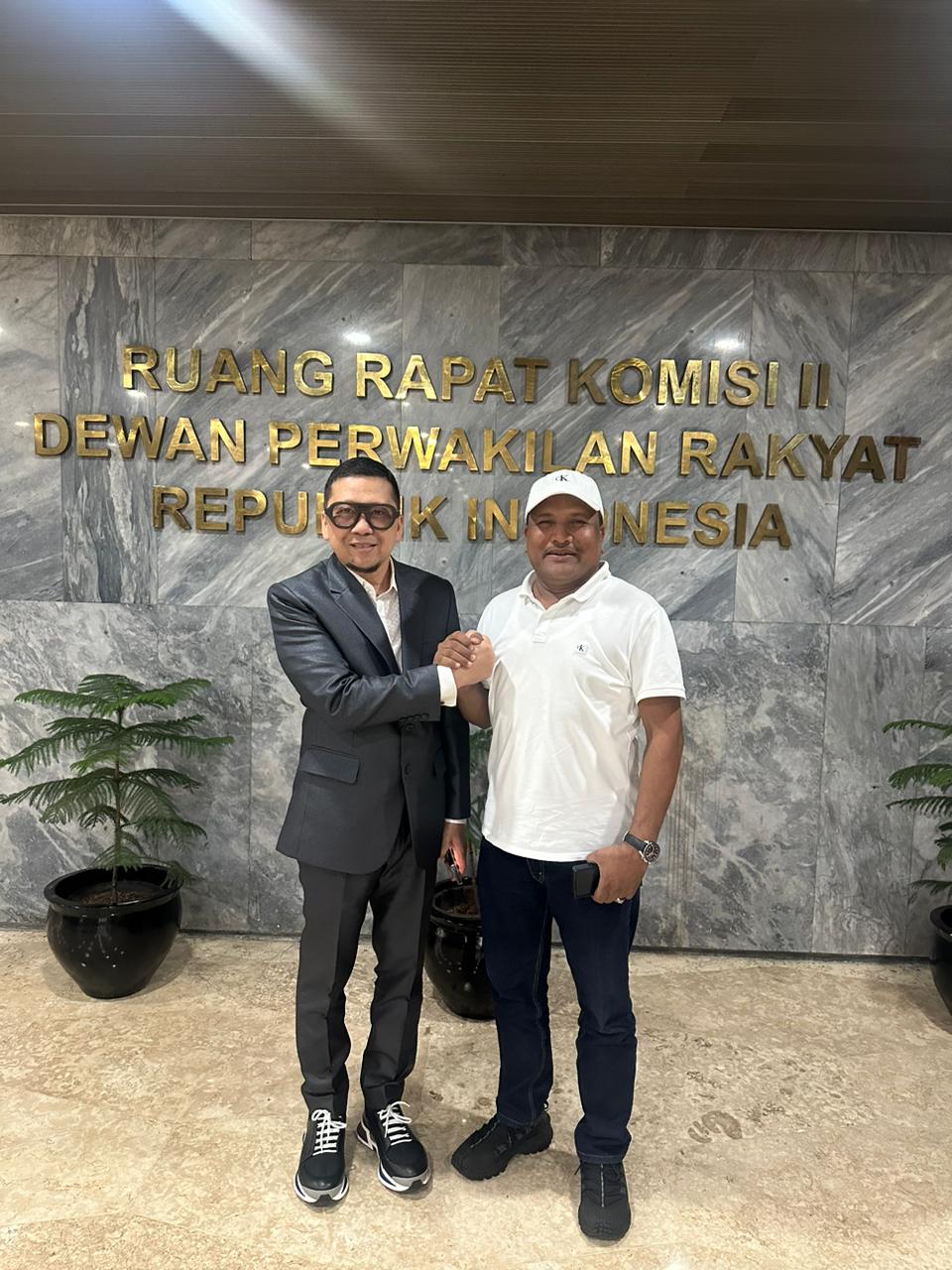 Bupati Bireuen terpilih H Mukhlis ST bersama Anggota Komisi II DPR RI, Ahmad Doli Kurnia Tanjung di Senayan. (Foto: For Nukilan)