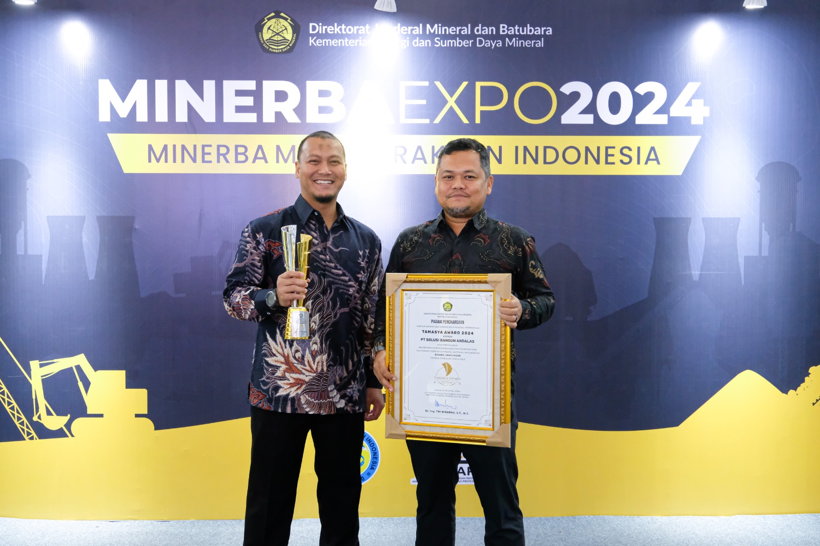 Quarry Manager SBA, Bapak Adi Handarbeni dan GA & Comrel Manager SBA, Tafaul Rijal menerima penghargaan Tamasya Award 2024 (Tambang Menyejahterakan Masyarakat) kategori Implementasi Bidang Lingkungan Komoditas Mineral dari Kementerian ESDM RI. (Foto: For Nukilan)