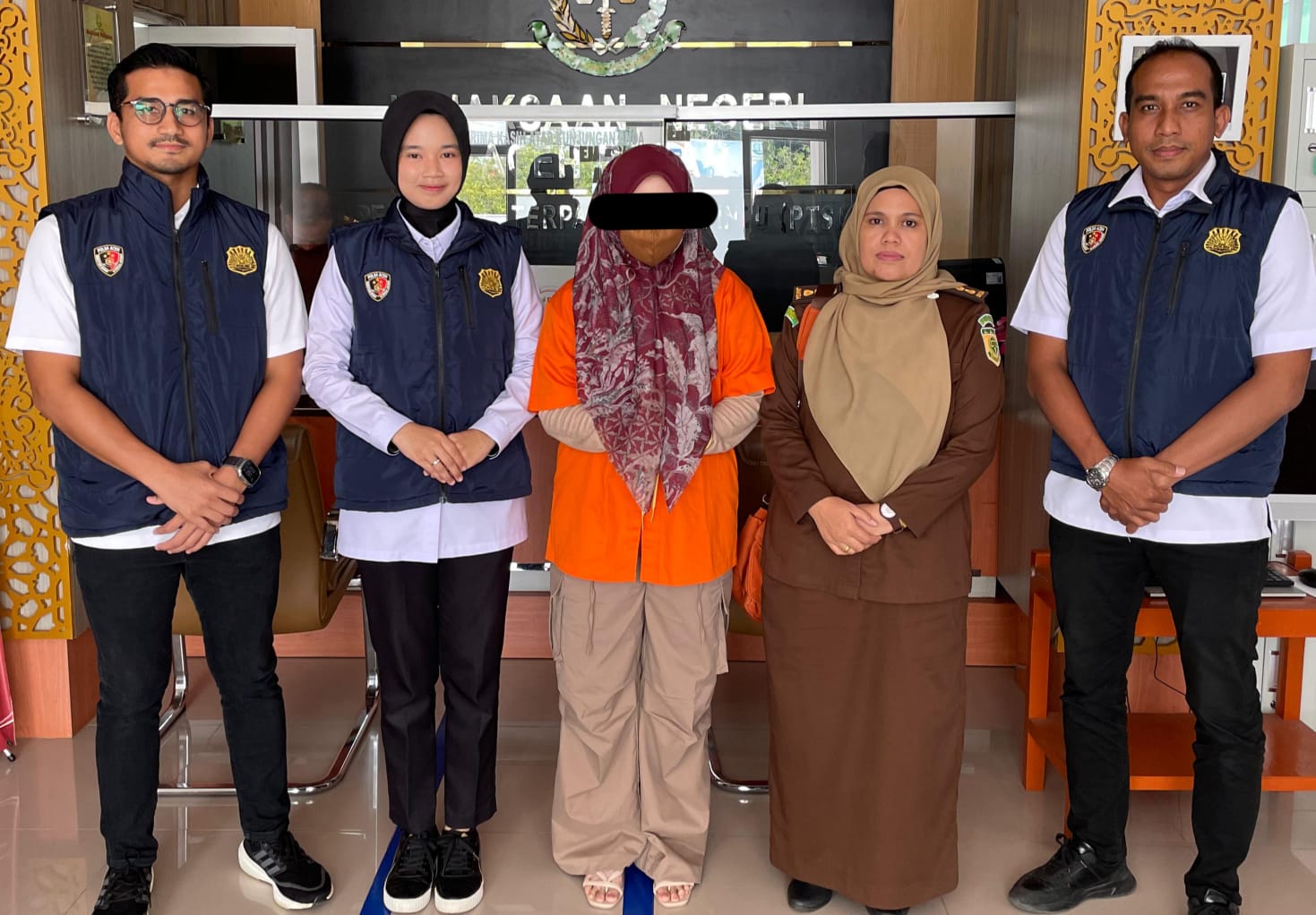 Selebgram Aceh berinisial MD alias ML (32) saat diserahkan ke Kejaksaan Negeri Aceh Besar, pada Rabu 4 Desember 2024. (Foto: Dok. Polda Aceh)