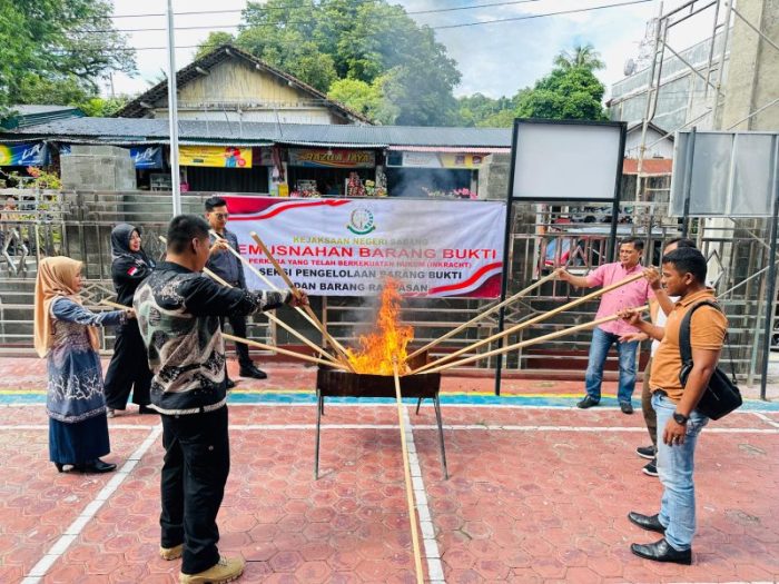 Pemusnahan barang bukti di halaman kantor Kejaksaan Negeri Sabang, pada Jum'at 6 Desember 2024. (Foto: Dok. Kejari Sabang)