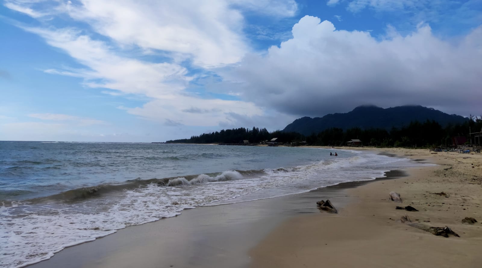 Pantai Lampuuk, Aceh Besar. (Foto: Nukilan/Rezi)