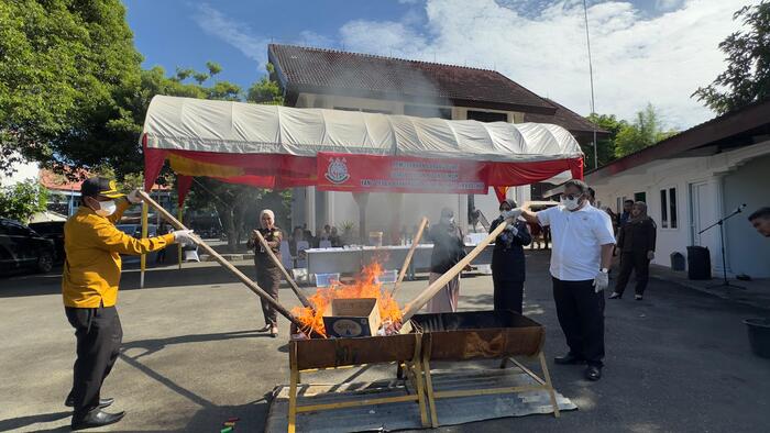 Proses pemusnahan barang bukti di halaman kantor Kejaksaan Negeri Banda Aceh, pada Rabu 11 Desember 2024. (Foto: Nukilan)
