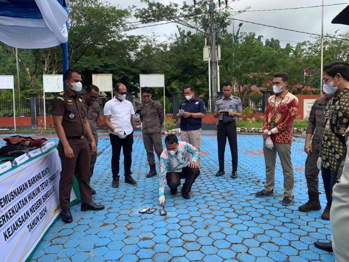 Kejari Simeulue Musnahkan Barang Bukti Perkara Juli-Desember 2024