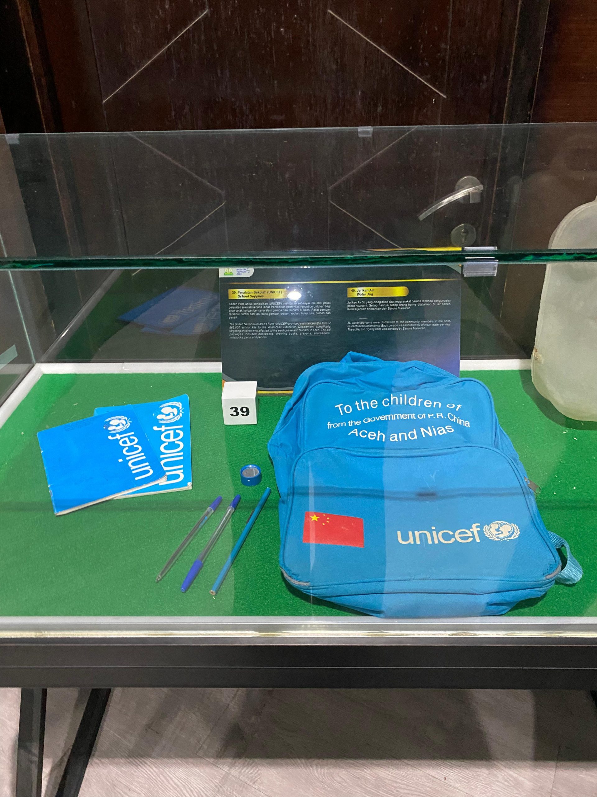 Tas biru bantuan UNICEF  Pascatsunami Aceh 2004 lalu. (Foto: Nukilan)
