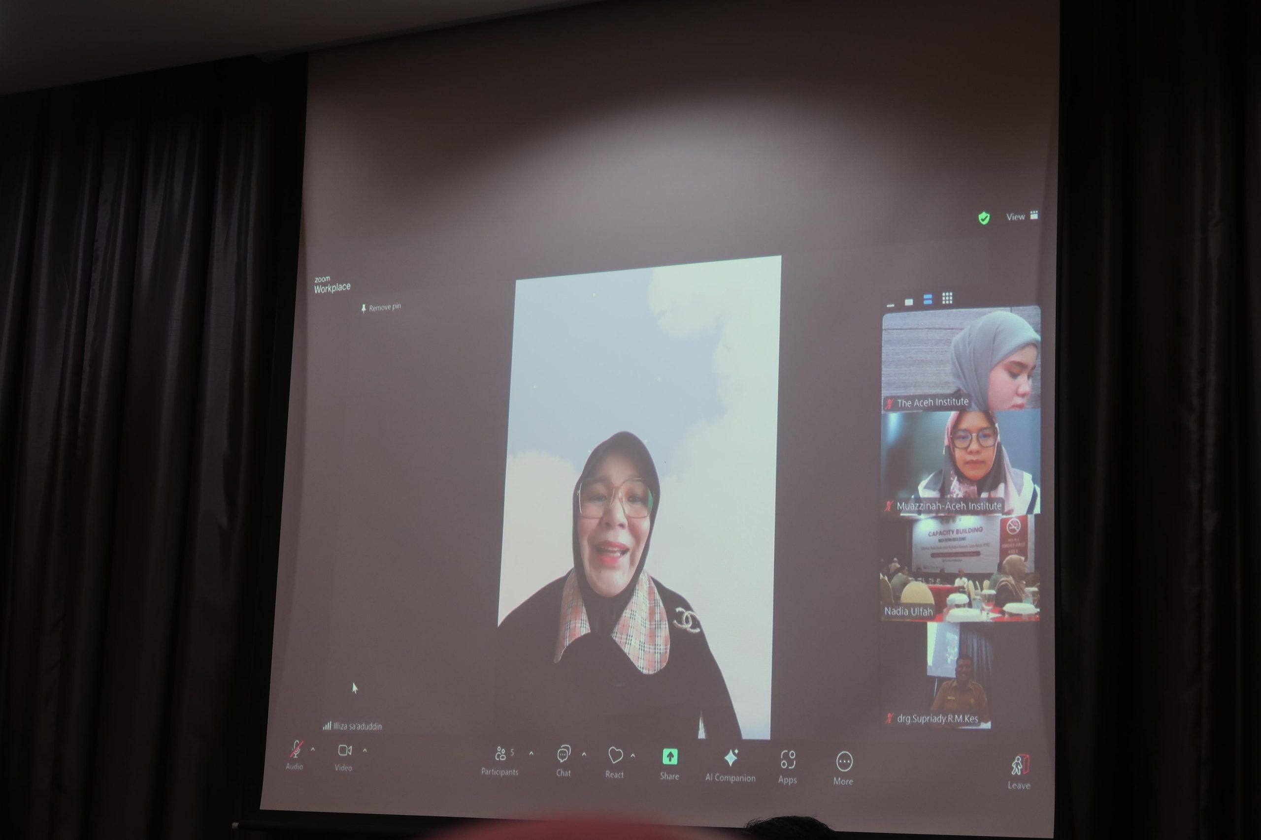 Wali Kota Terpilih, Illiza Sa’aduddin Djamal saat menjadi narasumber kegiatan workshop capacity building bertajuk “Masa Depan Kota Sehat: Kolaborasi Pelaku Usaha dalam Kebijakan Kawasan Tanpa Rokok (KTR) di Kota Banda Aceh” yang berlangsung di Hotel Kryad Muraya, Banda Aceh, pada Selasa 17 Desember 2024. (Foto: Dok. Aceh Institute)