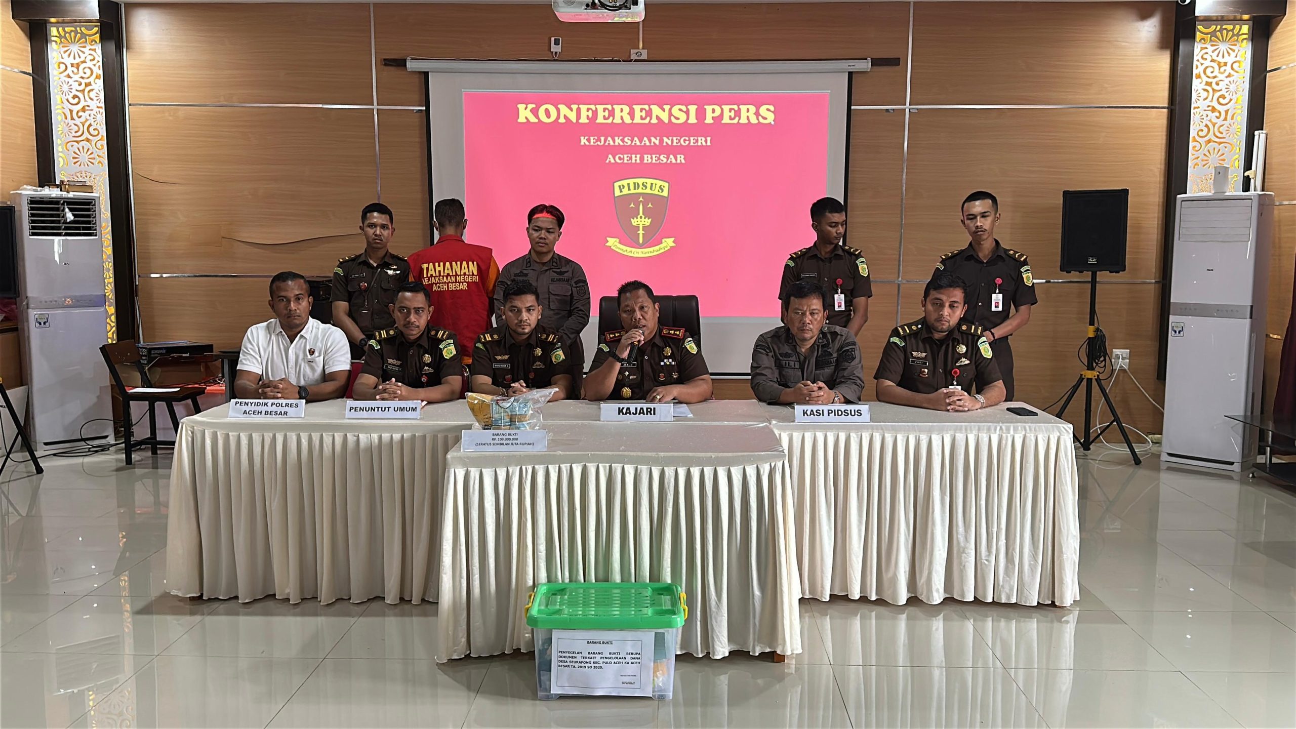 Konferensi pers terkait penahanan MA, Keuchik Gampong Seurapong, Kecamatan Pulo Aceh, atas dugaan korupsi pengelolaan dana desa di Aula Kejaksaan Negeri Aceh Besar pada Kamis 19 Desember 2024. (Foto: Dok. Kejari Aceh Besar)
