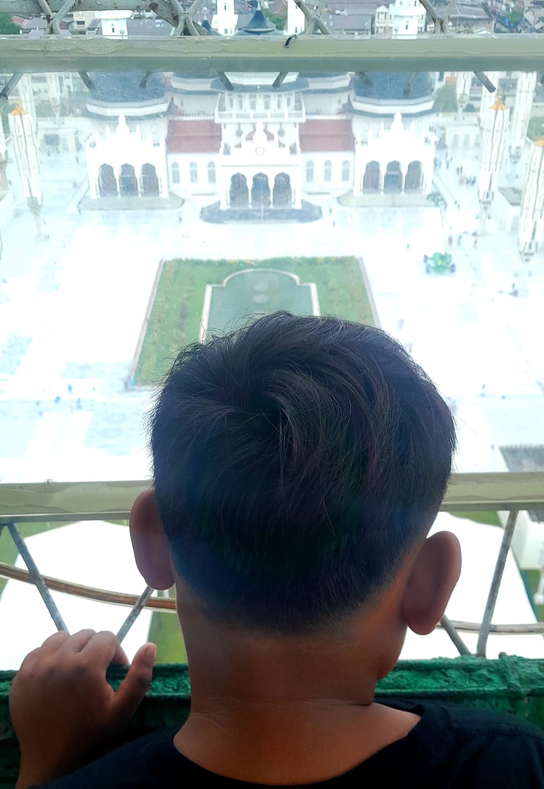 Pemandangan Masjid Raya Baiturrahman dari atas menara. (Foto: Nukilan)